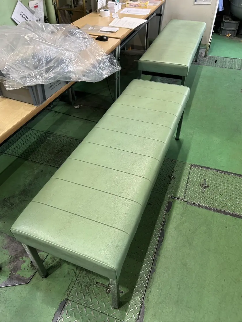 施工前の長椅子