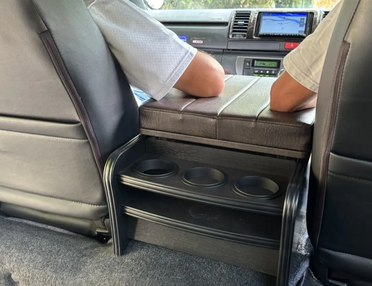 ハイエース専用センターコンソール画像