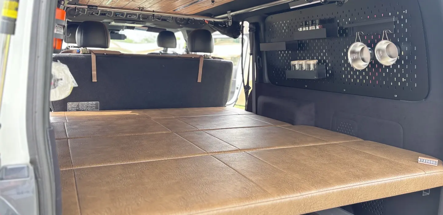 ベッドキットを装着したハイエース車内